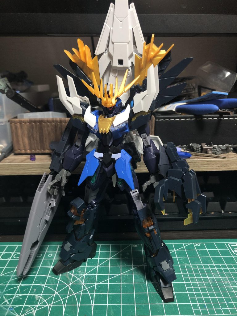 そしてさらにバンシィの要素も追加しました、胸のアーマーにサイコフームを追加し、バンシィの首元のアーマーも追加して、さらにバンシィっぽさを追求しています