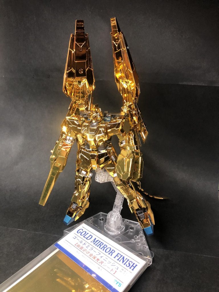 もちろんバンシィを移植で、下地の黒をゴールドで塗装したが、ミラーフィニッシュの色のトーンが暗くなって、本体と若干差が出てしまった。下地はシルバーが良いかもです。
