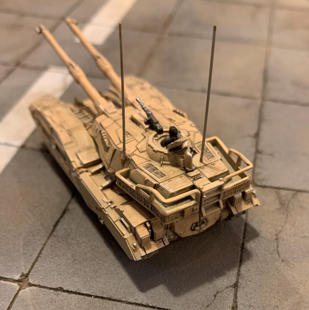 上段は肉抜きし、手すり部は削り込んで細く丸みを帯びさせました。結構力を加えても折れなかったので、ガシガシ作業できました。上段肉抜きは細いピンバイスとデザインナイフ、ペーパーやすりがあれば案外時間も掛からず簡単に出来ましたのでおススメです。手すり肉抜きやるだけで出来上がりの印象が一気に変わると思います。