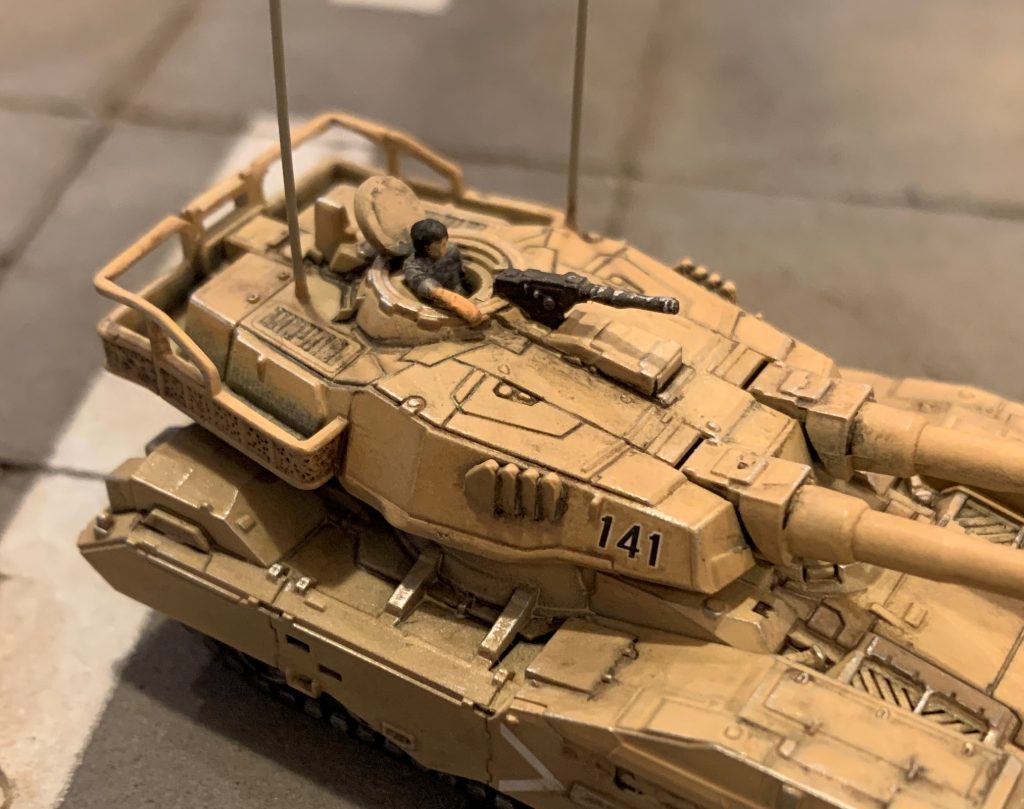 機銃下部はがっつり補強の為の肉が付いているので、削り落としました。これも細かいところですが結構目立つ位置にあるので必須工作だと思います。取り付けはキットのままだとなんか味気ないので、動きを出す為に斜め上に向けてに装着しました。