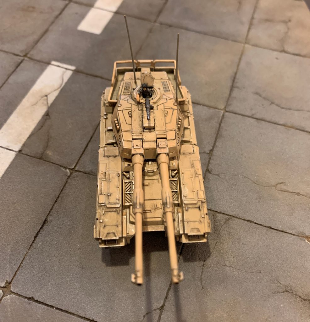 塗装色は悩みましたが、成形色に近い色だと「作った感」が薄くなりそうという卑しい考えでタンカラーに塗りました(笑)タンカラーのスプレーを敢えてムラっぽく塗り部分的に下地を残し、クレオスのウェザリングカラーを複数色使いスミ入れやウェザリングを行いました。