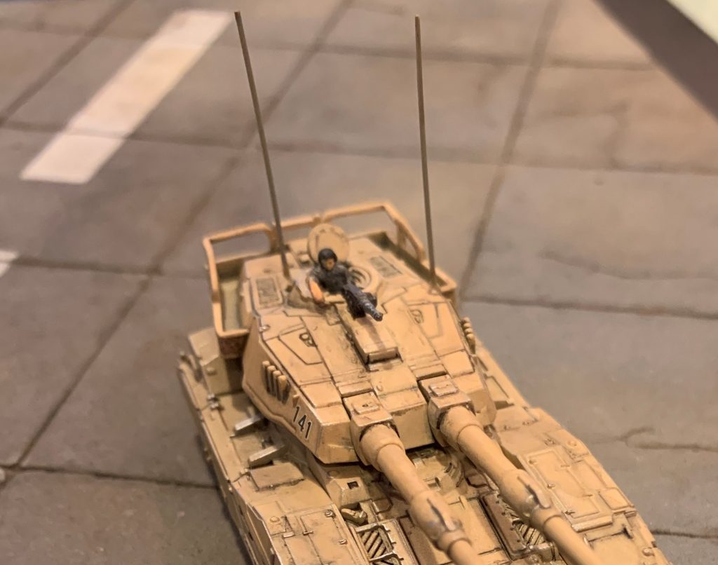 アクセントとしてアンテナを取り付けました。公式設定ではMS IGLOOの61式にはアンテナ無いみたいですが、オリジン(の映像版)の方で出てくる61式には付いているので、その設定画を参考に2本取り付けました。定番の延ばしランナーです。