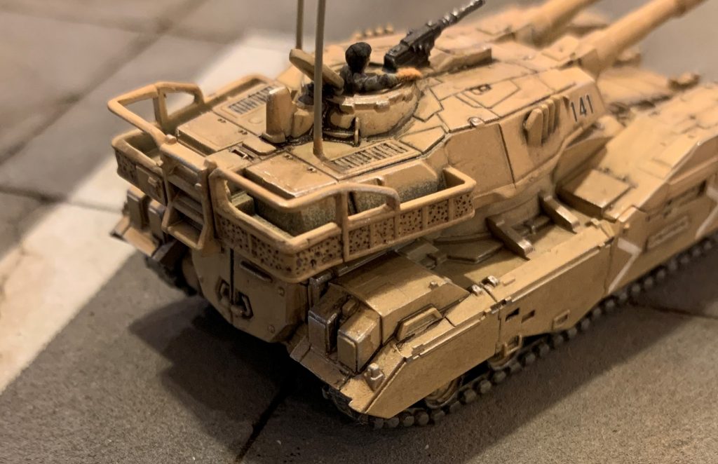 下段は肉抜きしてメッシュ張りなんて出来そうも無かったので、苦肉の策でデザインナイフの先端で抉って細かい穴を無数に開け、メッシュっぽい質感を試みましたが、なんとも言えない微妙な感じになってしまいました(苦笑)もうちょっと慎重に作業し規則的に穴を並べるべきでした。