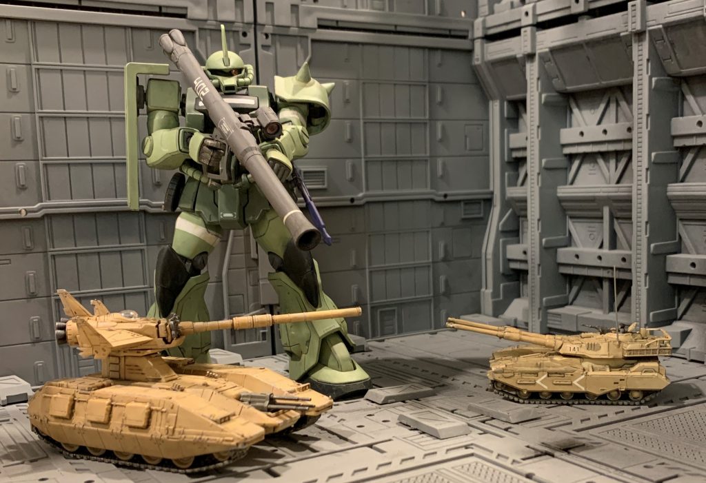 単体でアップで撮るとスケールが分かりづらいですが、同スケールのMSと並べるとかなり小さいです。これに乗ってザクやグフと闘うのは絶対にご免被りたいですね(苦笑)ライバル？のマゼラアタックも二回りは大きいです。