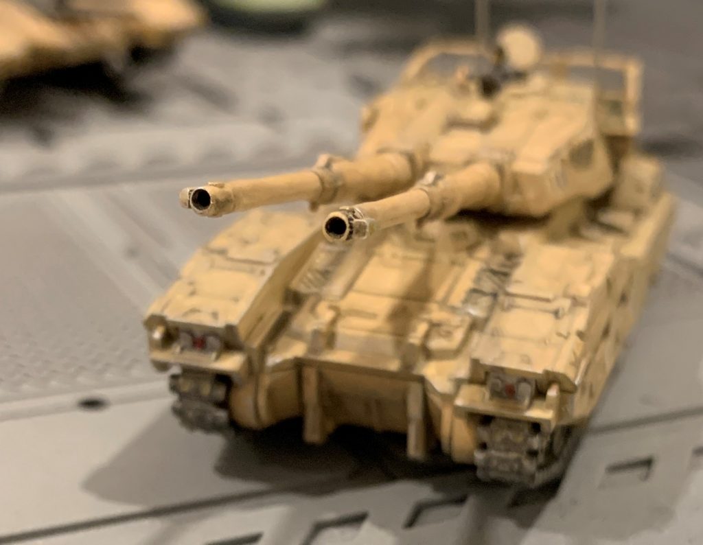 砲口が埋まっているのはどのガンプラであっても許されませんよね(笑)ピンバイスで下穴を空けた後、デザインナイフを穴に突き立てくるくる回し縁を薄くしました。砲身側面には目立つパーティングラインが入っていたので処理しました。砲身根本裏面にヒケ逃げ孔がありますが、まあ組んだら見えないのでスルーしました。