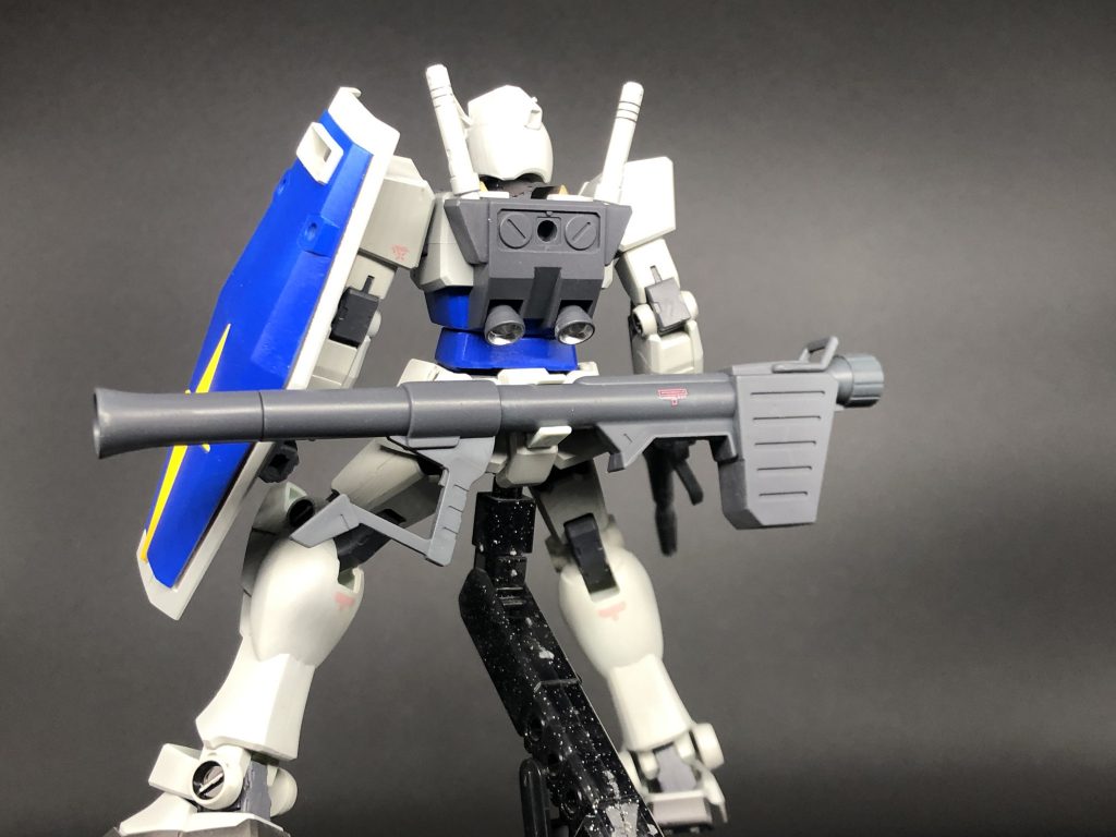 エントリーグレードの方だと、バズーカを持てないので、腰はリバイブ版です。