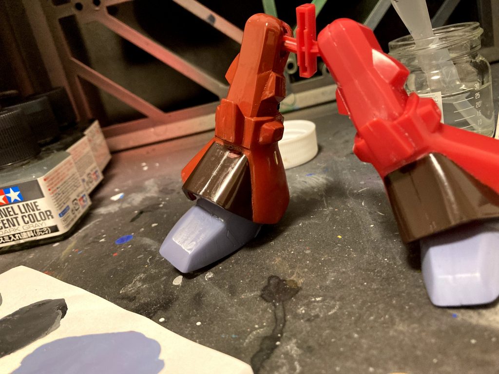 【筆塗り工程その3】赤部分を。脚が比較しやすいので、こんな感じで色味をチェックしながら進めました。