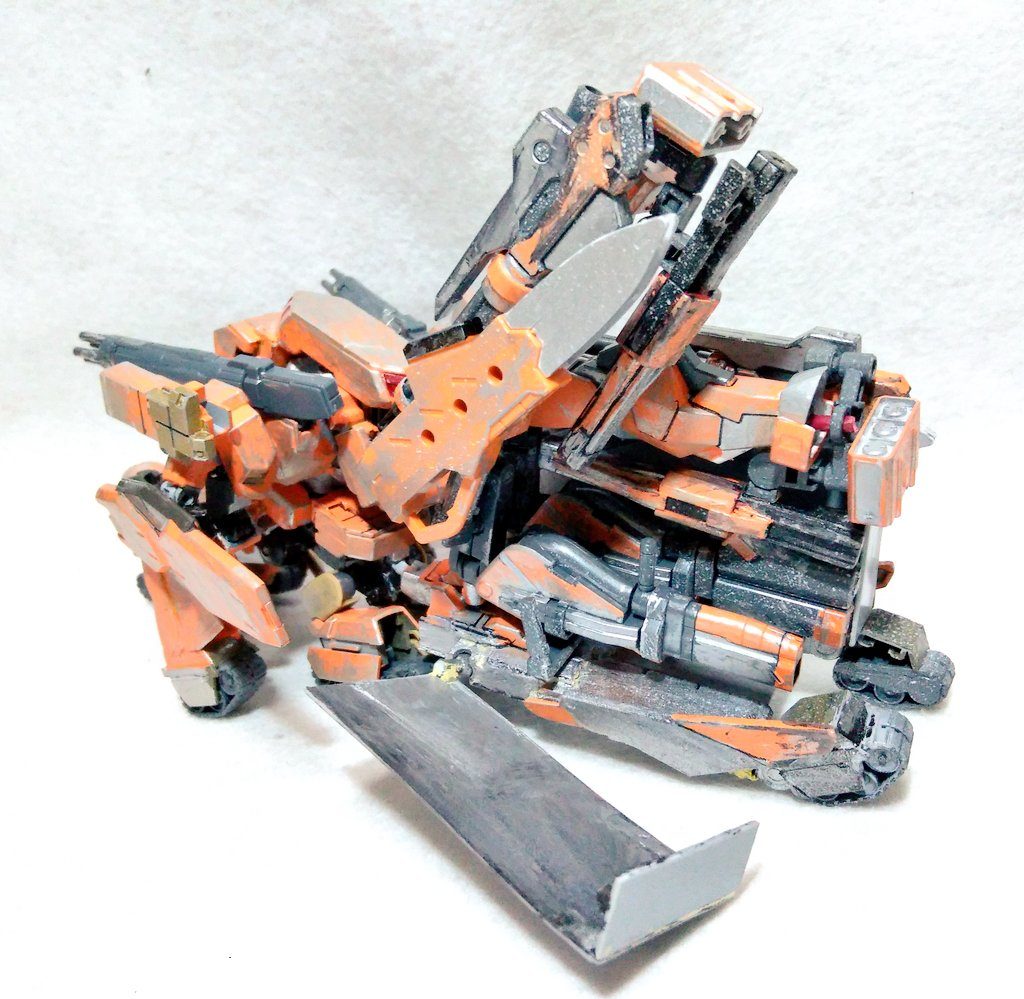 それではいざ変形！コンテナがグワッと開いて中身が見えてくる！中身はチェンジリングライフルと上部アームに接続された武器です。おすわり状態の轟火を立たせて、コンテナ外壁を展開すると....