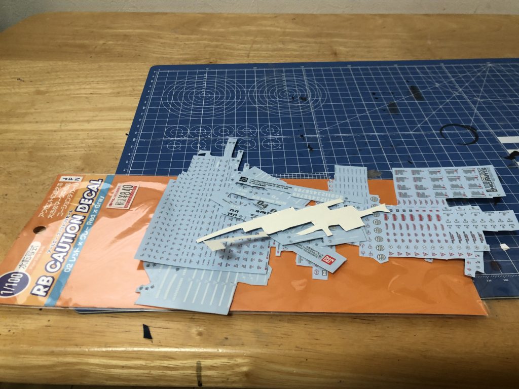 通常版の為水転写デカールはありません。マフティのデカールもないので、余りのを使用。