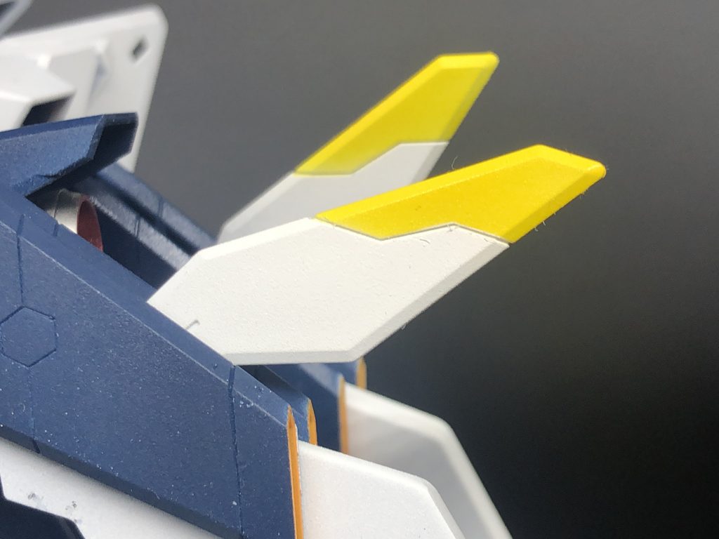 今回は最新のキットとはいえHGなので塗分けの方はおおいです。画像の塗分けなどは、付属のシールを活用しました。