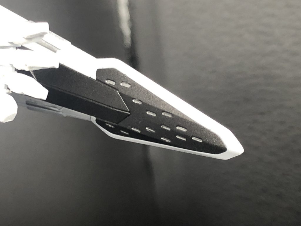 こういう細かい所は筆塗りで。