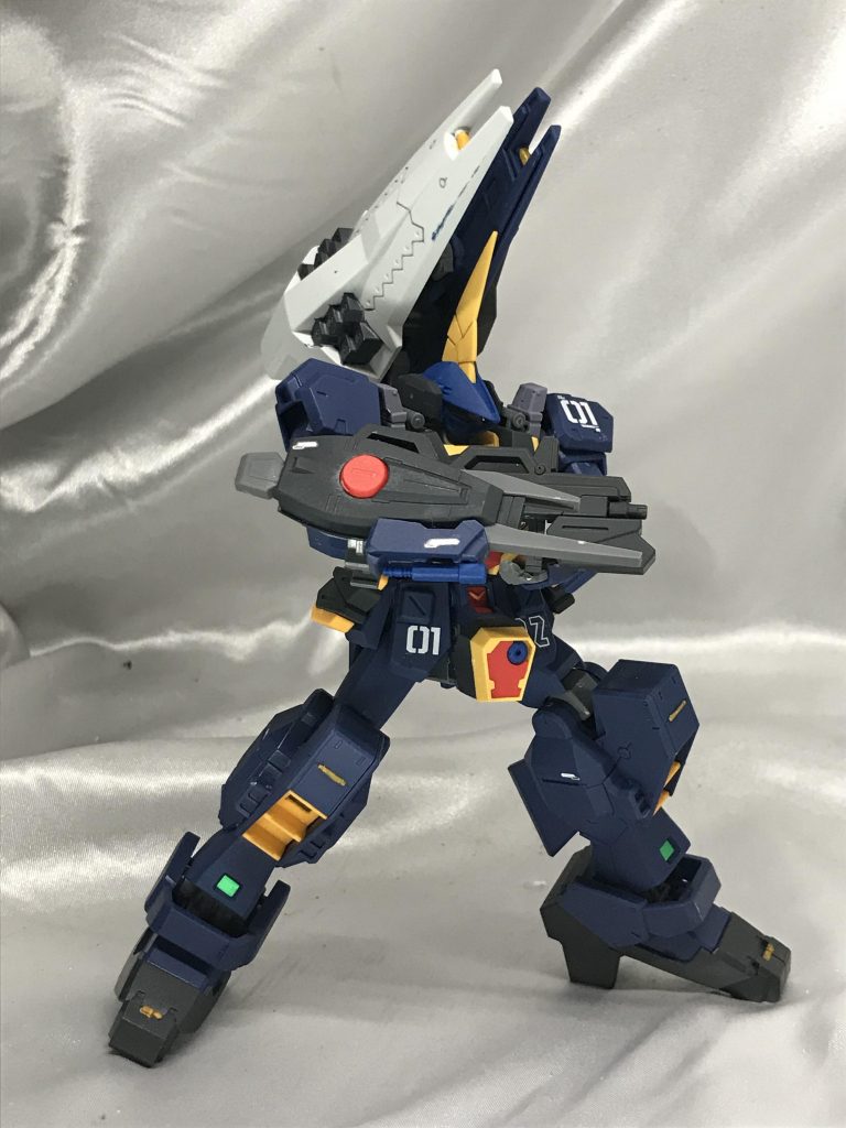 バーザムのライフルを改造した複合固定武器。射撃に連動して発射したりできます。