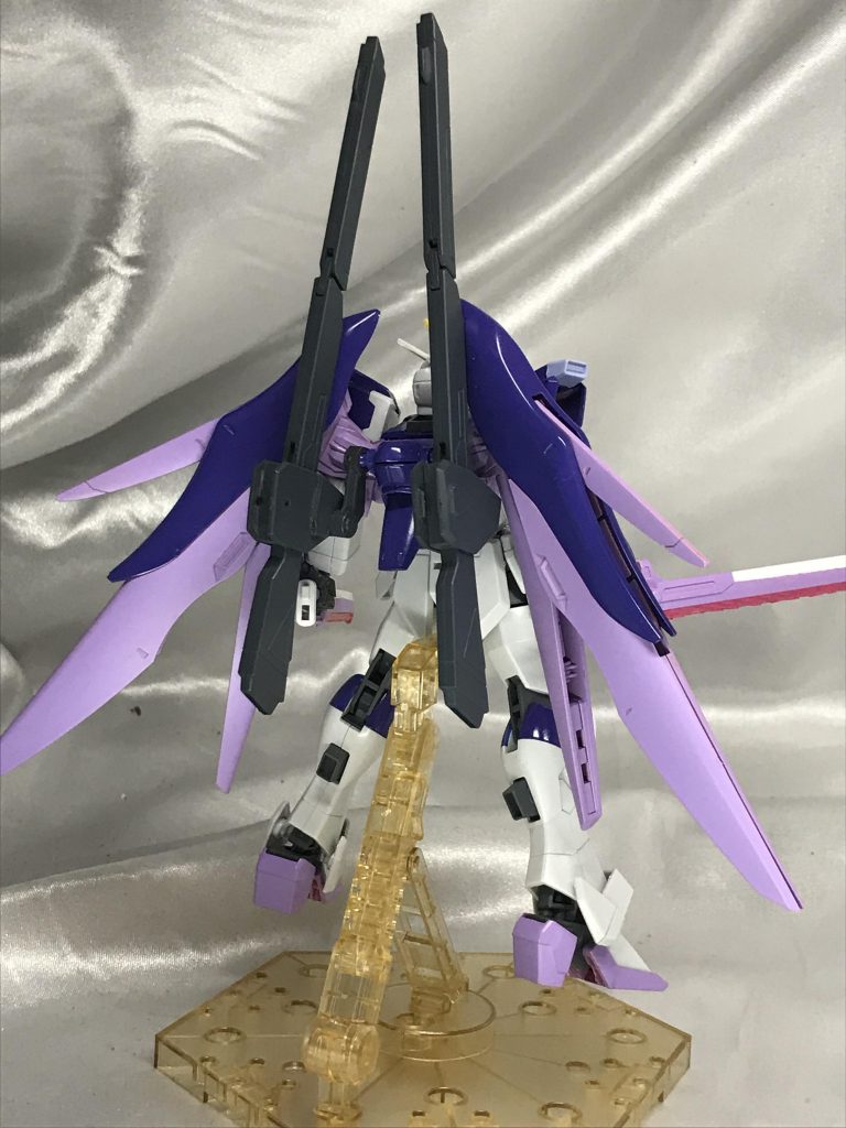 背面レールガンはフリーダムガンダムの腰レールガンを転用。ナミさんと違い頭が小さいため、バックパックはスペーサーなしで接続できました。