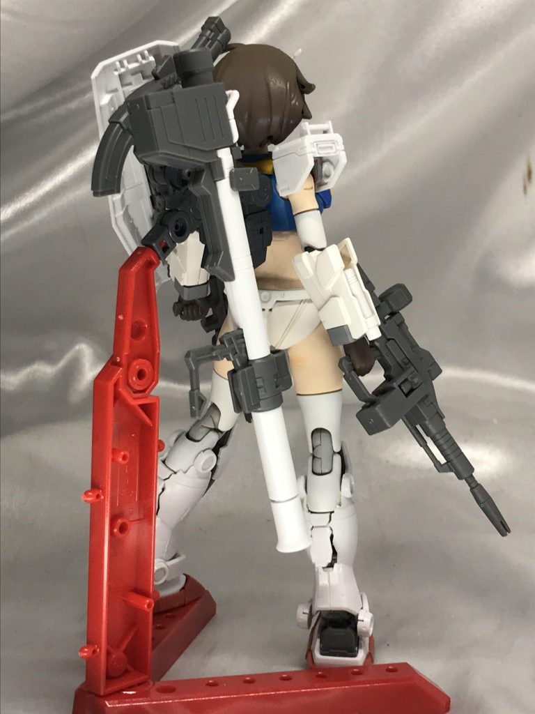 持てる装備をすべて所持させていますので、バズーカも背負ってます。