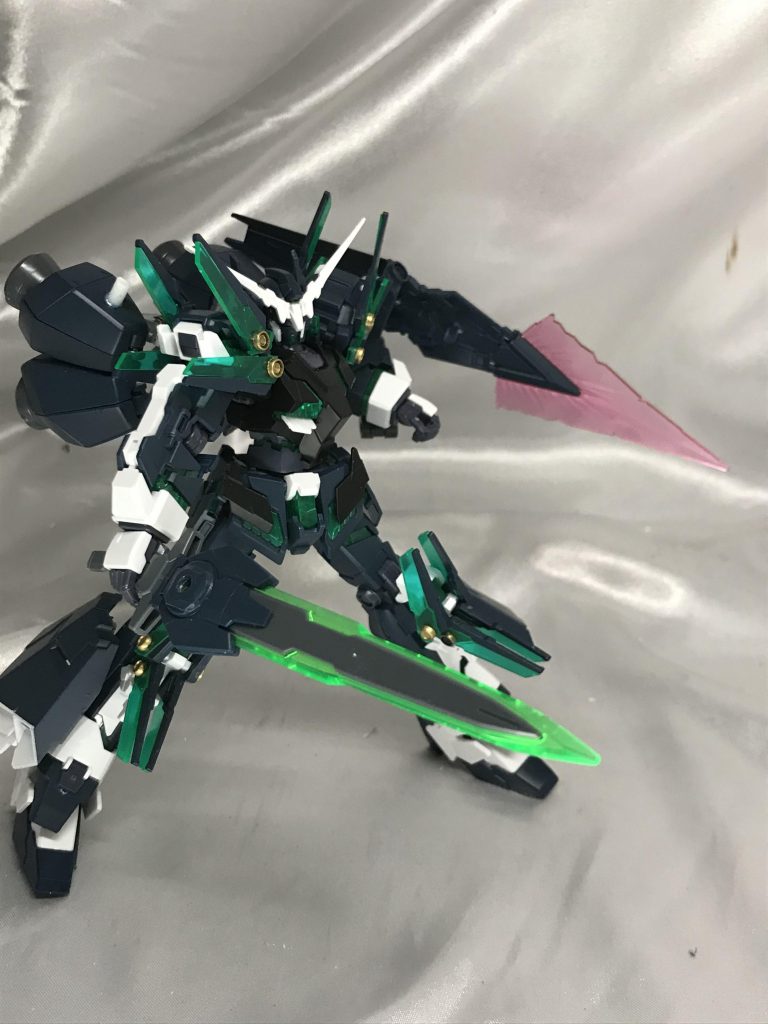 武器のブレードもそのまま、シールドのブレードと合わせて二刀流もできます。こちらも可動に気を付けないと肩が引っかかります。