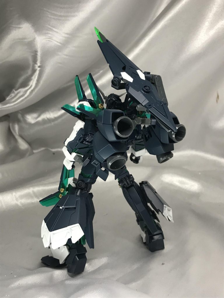 背面。シールドは背中に装着できます。一目で超推進力が見て取れる装備にしました。