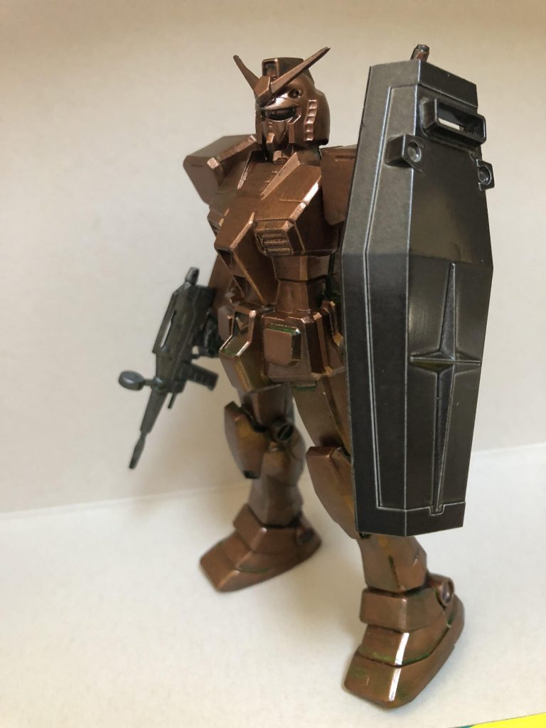 下地にグリーンを塗り、茶色っぽい金色をベースにしました。ここから各社の金色で塗り分けていきます。