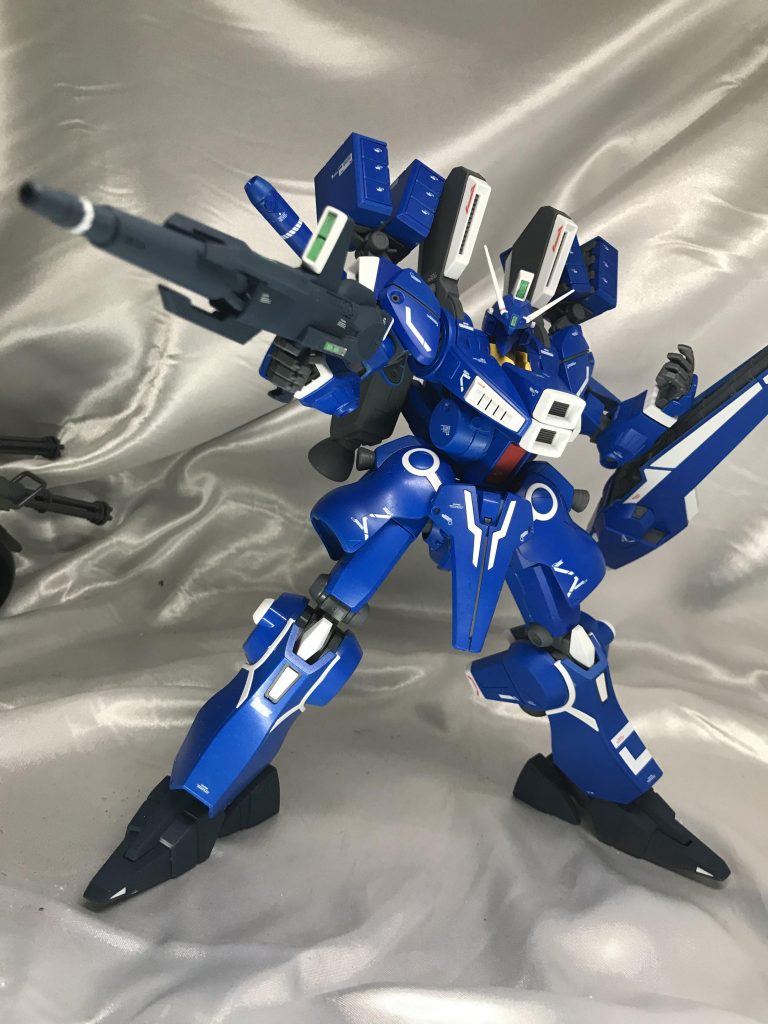 ビームライフルは専用のもの、センサー類はシールではなくガンダムマーカーで塗装しました。