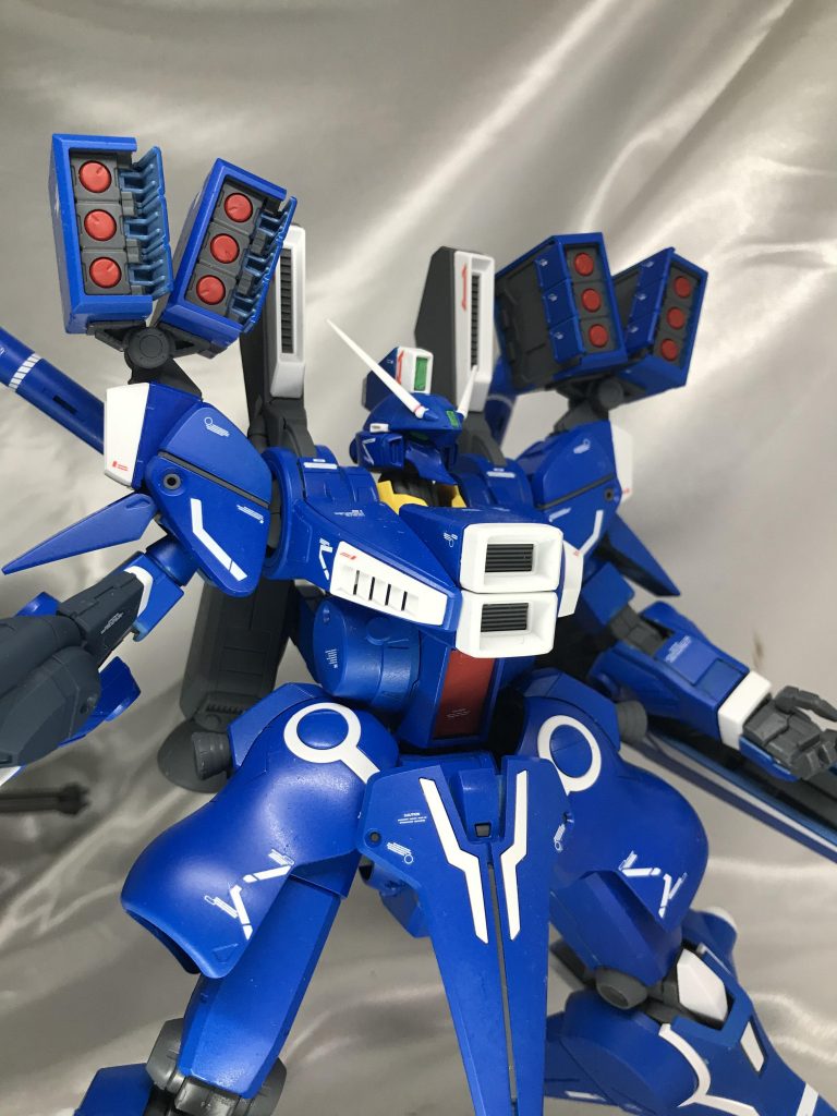 ミサイルポッドは展開可能。パーツの成形を見るとハッチ一つ一つを切り離せば単独可動もできそうですが、今回はいじらずそのまま。