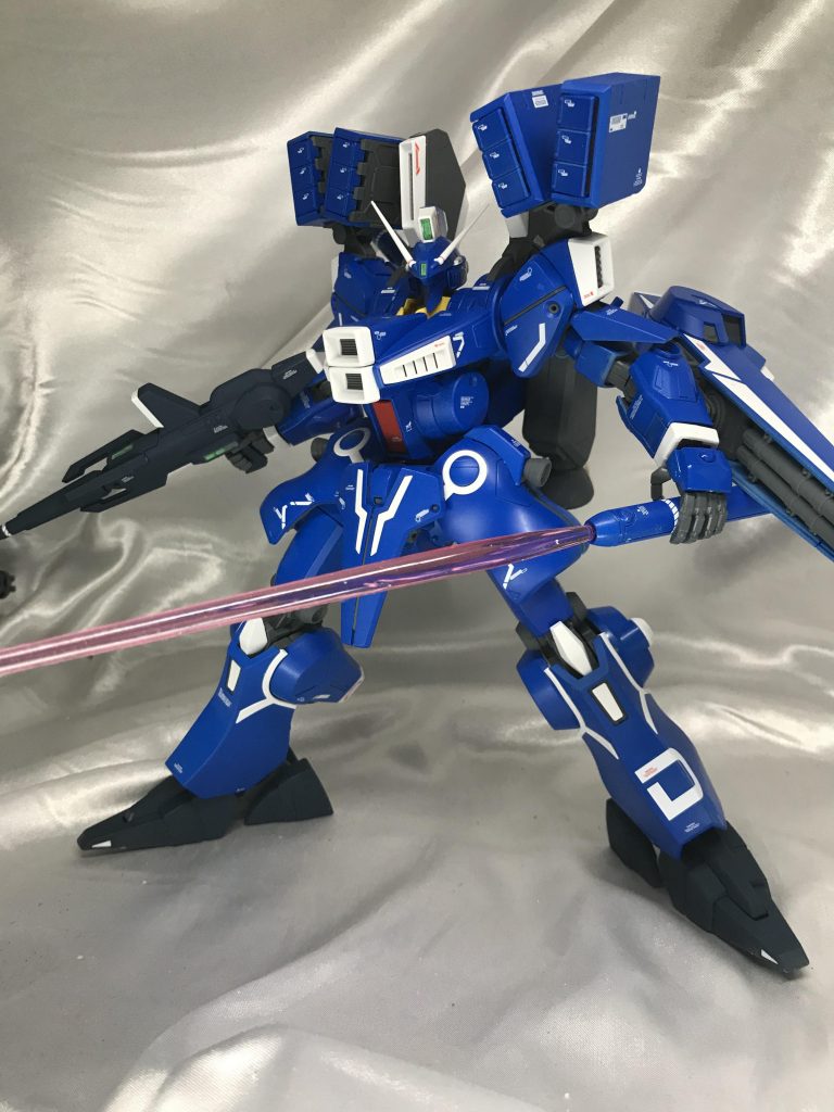 巨大なMk-5のキットを凌駕する長さのビームサーベル。手のひらの凹凸で安定して保持できます。飾る場所を気にしないならこのサーベルは持たせるのをお勧めしたいくらいカッコいいです(///▽///)