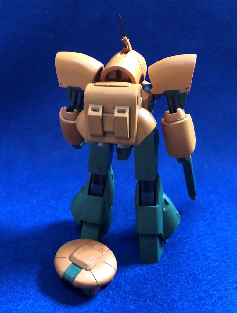 変形しませんけれども、変形しそう、と感じさせてくれる背面。こういうのがいいと思います。