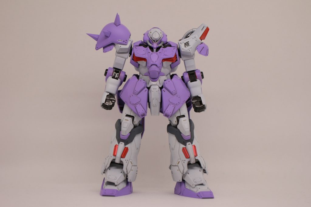 【全体像】 比較物がないので分からないと思いますが、でかいです。その割には作り安く、サクサクと作業は進みました。色合いは白(MSホワイト)と、薄手のパープル(MSパープル)でまとめ、差し色でグレーやレッドを入れています。 ギャンっぽいけど、ギャンと違う色合いです。