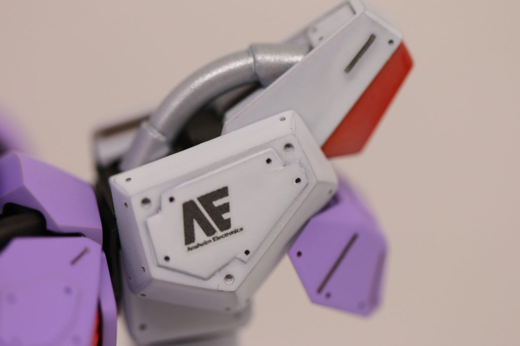 【肩アーマーとデカール】 メッサーは両肩のアーマー形状がアシンメトリーで、連邦とジオンの良いとこどり。ですので、連邦側のアーマーにはデカールを貼り、ヒロイックな感触に仕上げました。ここだけ見ると、純正アナハイムという感じです。