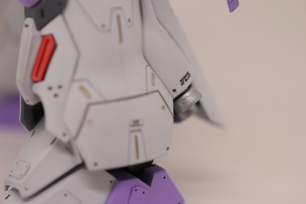 【脚部】 こちらも割合のっぺりしていましたので、部分塗装・デカール・スジボリで密度アップ。あとは得意の穴あけで機械感を増加。このスピンブレード(でしたっけ?)が手軽な割に効果が大きく、大助かり。おすすめの逸品です。