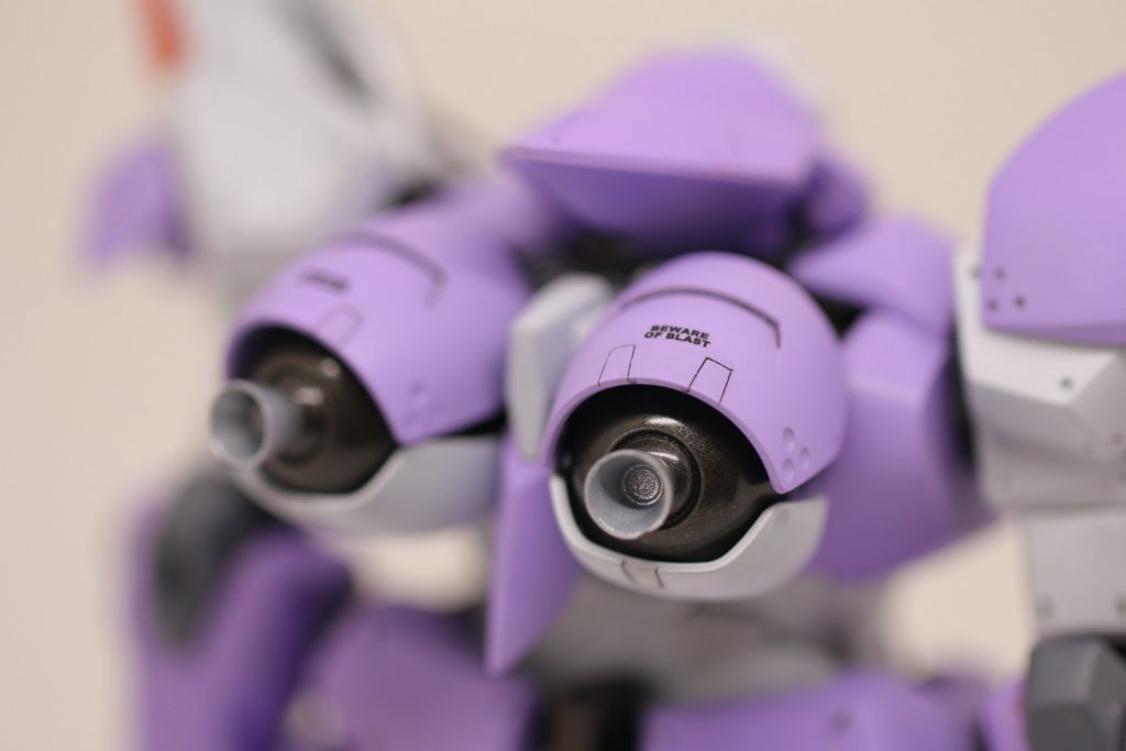 【バーニア】 ロケットエンジンと思しき背部ブースター。球形部はガンメタ。スラスター先端はシャインシルバーです。 ちなみに、このシャインシルバーがすごかった。スプレーで塗装したんですが、噴射すると銀の粒子が激しく舞って、吸い込むとヤバそう感が半端なかったです。改めて溶剤の危険さを実感させてくれる、素晴らしい製品でした。