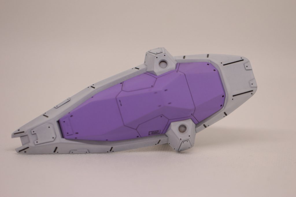 【シールド】 こちらは割といい具合に仕上がりました。ヒケがなによりすごかったので、まずは表面成型。そこからスジボリという、セオリー通りの過程で作っています。 しかし、盾感がすごい・・・