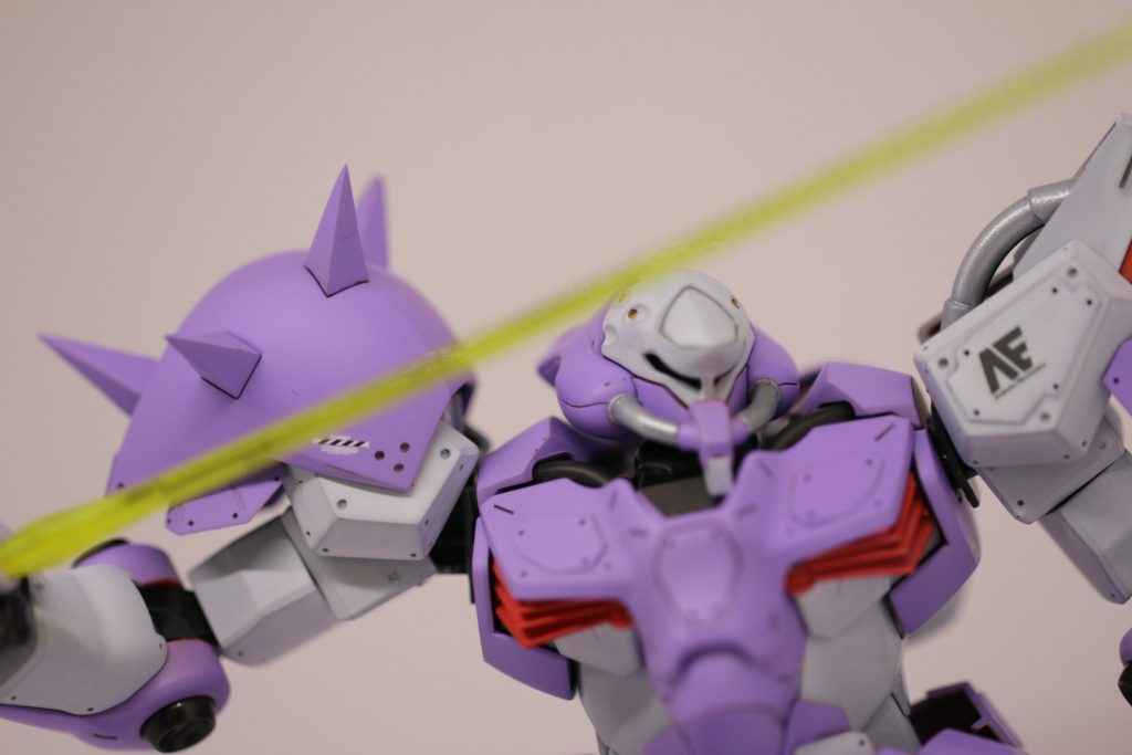 ビームサーベルを構えた様子。肩のスパイクは尖らせ、つんつんにしてます。デカールも初めて使用しましたが、完成度がだんぜん変わりますね。千切れたりしましたが、それなりに仕上がりまして、よかったと一安心。 腕の各関節の可動域も、しっかりと確保されています。