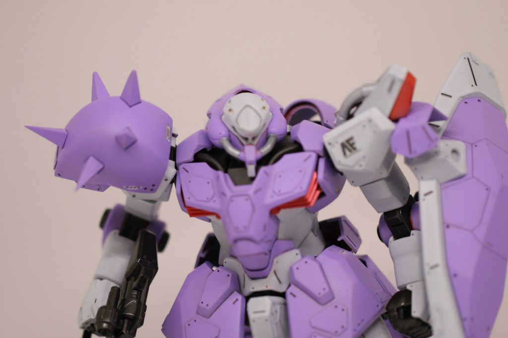 胸部やフロントスカートなどもプラバンで追加アーマーをくっつけました。これは私だけかもしれませんが、プラバンってPカッターで切るより、ハサミで切ったほうが形成しやすかったです。