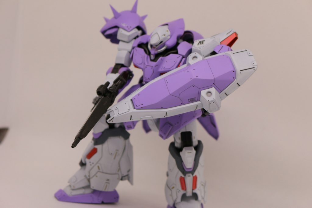 シールドも、無加工ではのっぺりしすぎていましたので、スジボリとプラバンで立体感と複数パーツで構成されている感じを再現。こういったドデカキットは、HGですと割合手抜き工事感があるので、素のまんまだと物寂しいです。 ライフルはガンメタで塗装。設定では塗分けされていましたが、わたくしはやっておりません。ここは妥協しちゃいました。