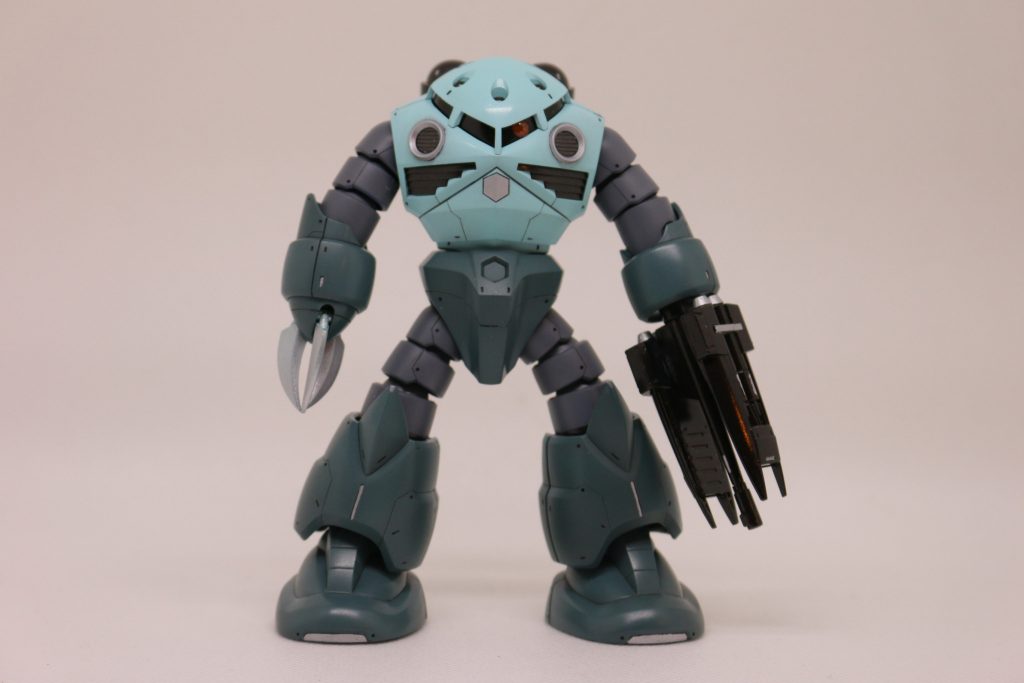 【全体像】 まず、全体のフォルムバランスはいじっていませんが、大きな変更点はみだり腕のクローをシールド付きのビームガンに換装したことです。 こちらは、HGBDのジム3ビームマスターで使用しなかったパーツを使い、接着させてアレンジ作成しました。サイズ感はそこそこよかったのですが、色味がどうも浮いてる気もしてしまい、もっと手を加えればよかったと後悔しています。 細部のスジボリやモールド処理は、RGを参考に、RGとは違う風合いを出してみたく、HGの面影を残しながらの処理に努めています。