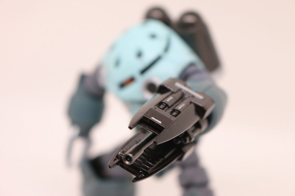 こちらがジャンクパーツから流用したシールド付きビームガン。 なんかそれっぽくできて、一安心。使わないパーツはやっぱり取っておくにこしたことないですね。全体はガンメタで塗装し、シルバーでポイントいれています。 このビームガンが「ウィットゲンシュタイン専用機」と呼ばれる所以です。 ウィットゲンシュタインという人物の由来がどういうことなのか。なぜ片腕がクローではなく、ビームガンになっているのか。気になる方は、ちょっと調べてみてください(^^