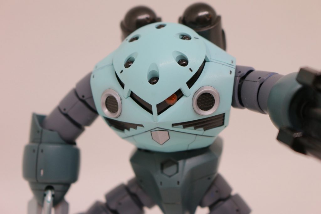 【頭部】 まず、頭部のカラーは元キットよりも明るくしています。ランナーそのままの色は、どうも機械らしさがないというか、きれいなのですが、リアリティのない青のような気がしてしまい、どうせなので全塗装。 肩の合わせ目は段落ち化し、ほっぺの排水溝?は簡単ですが塗分けています。 モノアイは別パーツに置き換えています。