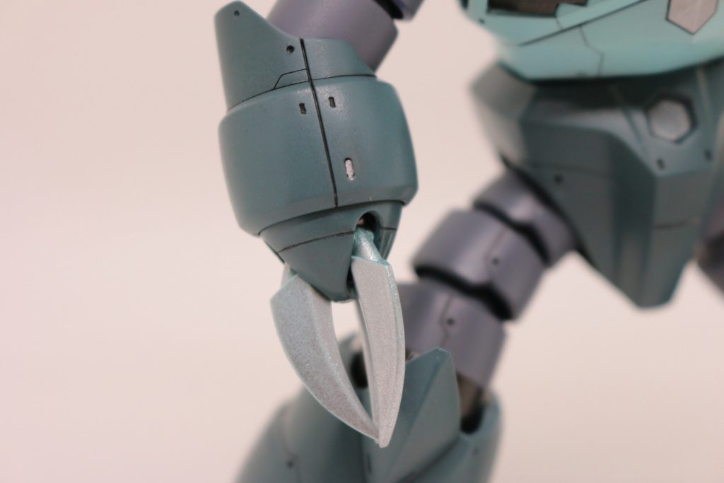 【クロー】 こちらはズゴックの持ち味でもあるクローです。もとは淡いライムグリーンのような色だったのですが、スプレーでシャインシルバーに塗装しています。このシャインシルバー、ほんとすごいw あと、少しばかり先端をとがらせています。