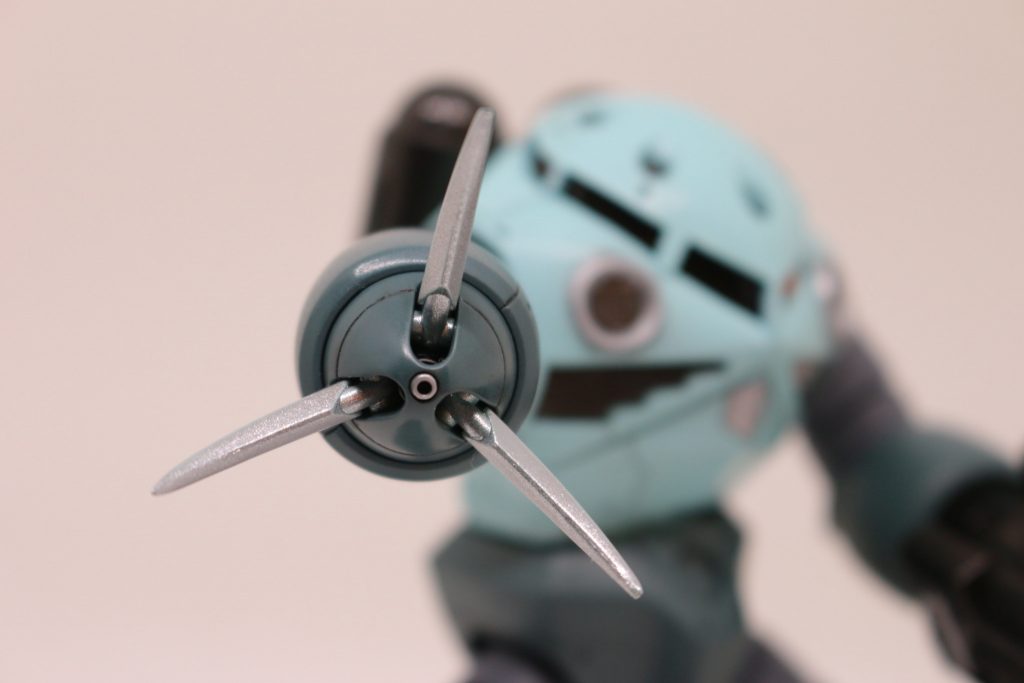 クローはこんな感じ。 ここは無改造ですが、ひっそりと先端からビームが出る仕様なので、シルバーに部分塗装。エナメル溶剤のクロームシルバーですが、これが優秀すぎて困る。 ちなみに、キットの個人差とは思いますが、このクローが非常に緩みやすい。装着している右手は保持力良好ですが、左腕はスッカスカでした。