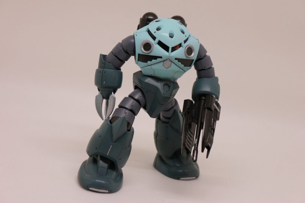 全体をつや消し仕上げしています。 やはりHGのジオンキットは素晴らしいですね。作るのも楽しいし、作っても楽しいです。 細かい作業はおっさんの体にこたえますが、苦労の甲斐があり、満足のいく出来栄えになりました。