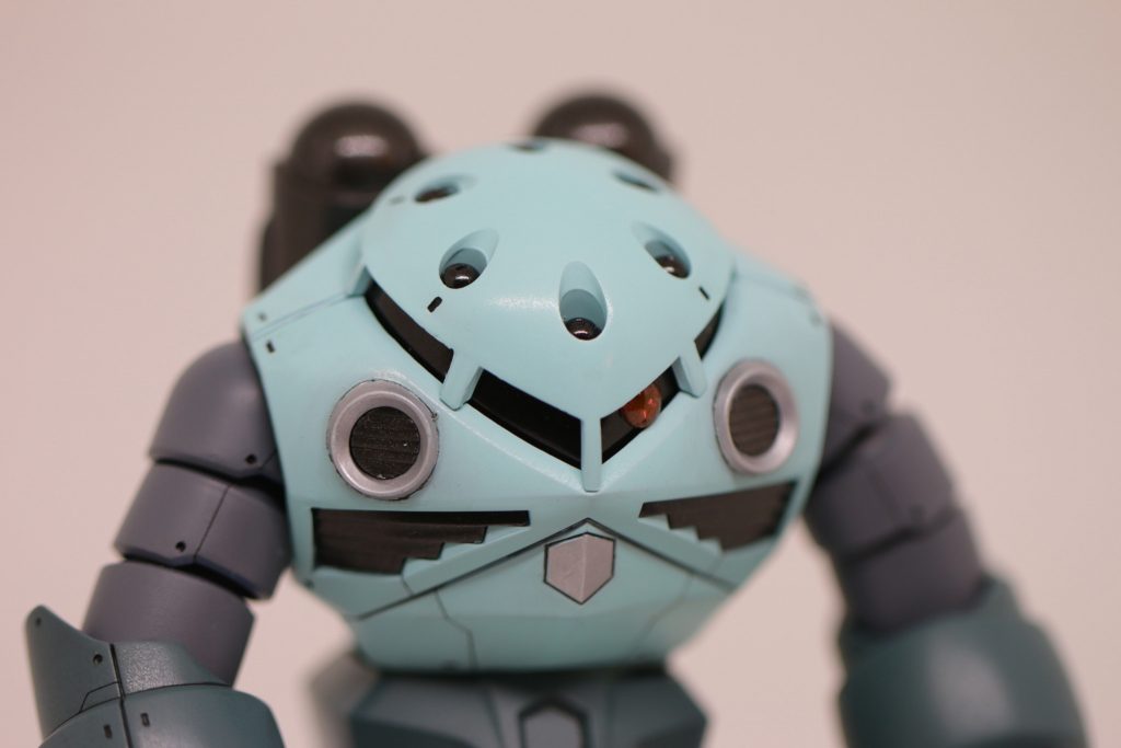 男前な流し目。 塗分けも数か所(排水溝とコクピット)しかしていないですが、パーツごろに色分けされているので、塗装と組み立てのプロセスがスムーズでした。 放熱フィンみたいなのやモノアイレールは、別パーツになっています。 なお、腕の蛇腹は元キットとはイメージを変え、グレーで塗装。もとは金属チックなブルーですが、海に潜るのに金属丸出しってのもどうかな、というところです。