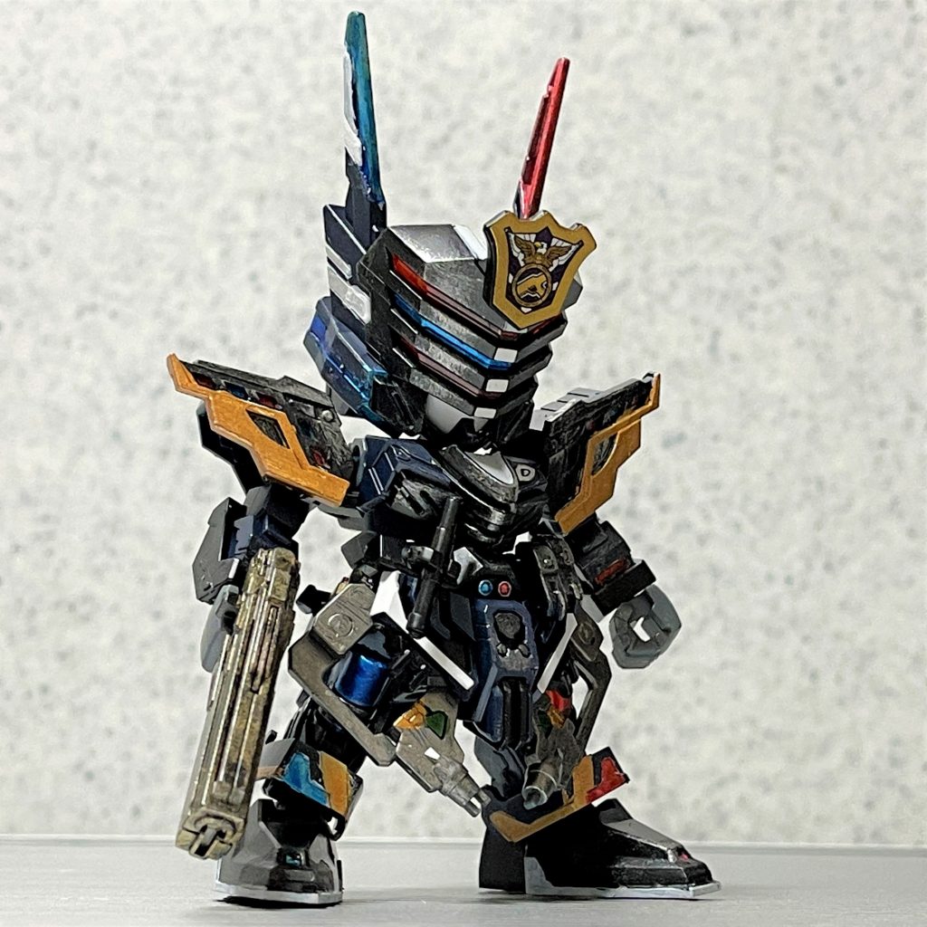 (　。￣v￣。)ﾉ きっとそのままではゴールドの配色がうるさく感じたので、エンブレムと肩と足のアーマーに限定した配色に変えて、より「偉い警察官」ぽさを出してみました。