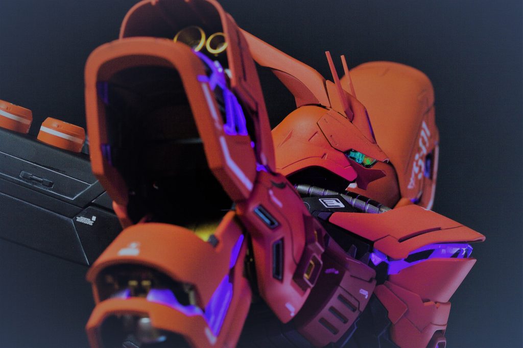 サイドショットバストアップ肩や胸の装甲を開放し内部フレームを発光させています。