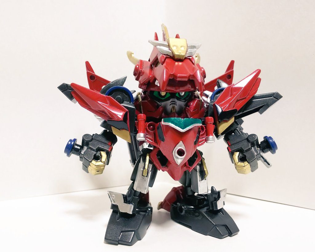 これは元になった「放映ギリギリに完成させたら伸びるんじゃね？」的に３日位で作ったダイナゼットガンダム(初期型)それまでギミックが全然わからなかったので、合体変形ギミックはオミットしていましたが、放映1話でダイナレックスと各メカ分離シーンが描かれ「流石にコレは失礼だろう」と思い、ギミックが再現出来るように改修しました。   
