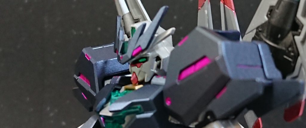 アーマーの隙間から光が漏れ出ているイメージで、メタリックピンクでのスミ入れを施しました。