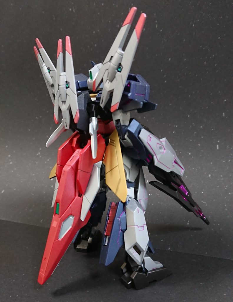 シールドはウィングガンダムを参考にちょっと塗り分けしました。センサービットの先端を赤く塗りましたが、なんとなくウル〇ラマンっぽい。