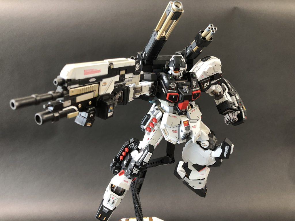 お決まりのポーズでシューティングしていきます。頭を変えれば主役機にもなれそうです!