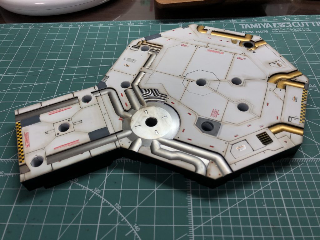 今回は台座にも拘ってみました。カラーリングを共通にするようにしましたが、ご指摘いただいたようにミレニアムファルコンに見えてしまうww