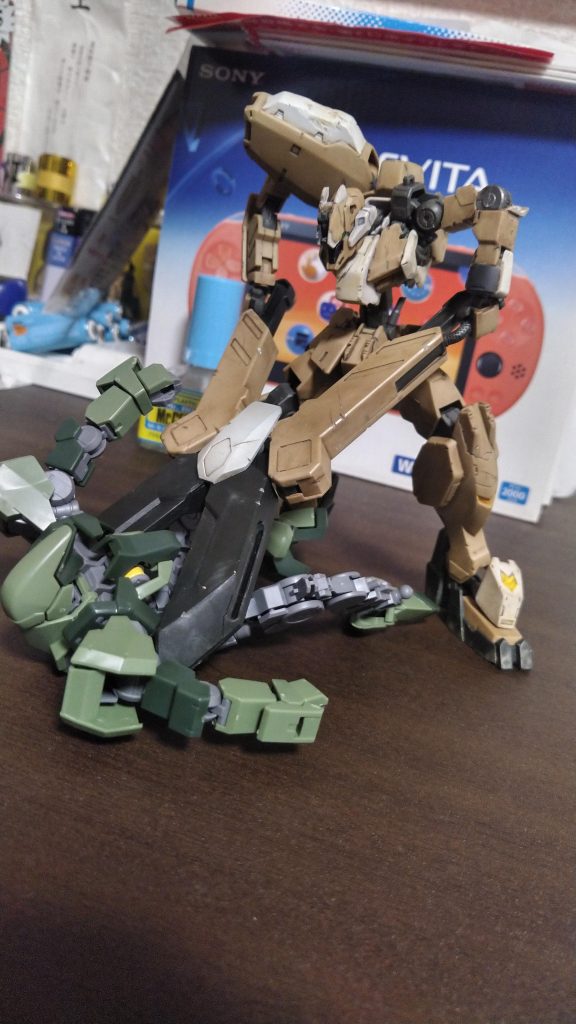 グレイズ仮組みのだいたいのポージング。グレイズは右腕ごと挟まれてるんですよね😳うんグシオンはもうちょっと汚そう