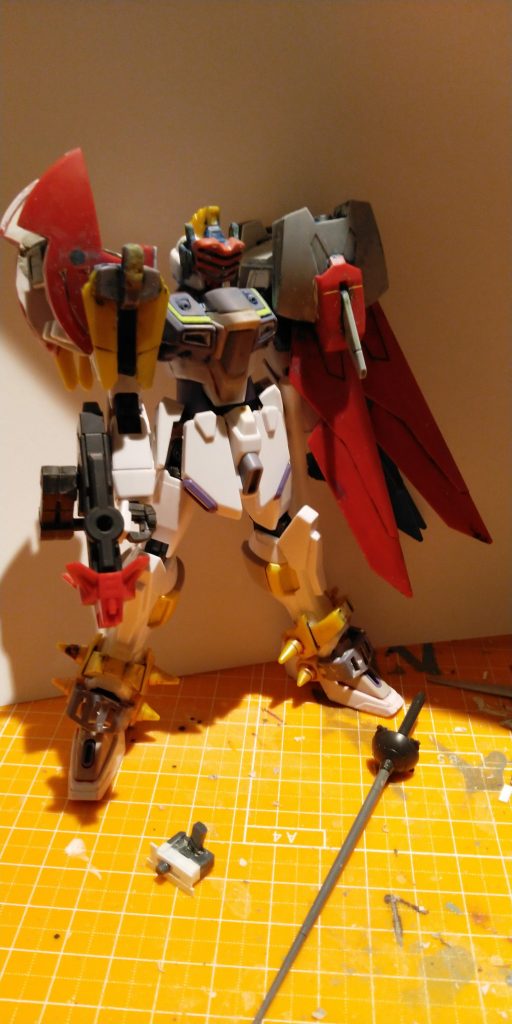 スネの部分は細くて頼りない印象だったのでジャスティスナイトの肩アーマーのパーツを接着。肩アーマーはキットのシールドをノコで切って穴をプラ板やランナー棒で埋め、インジャスティスウェポンや本体の付属のマント等のパーツと組み合わせて作製。