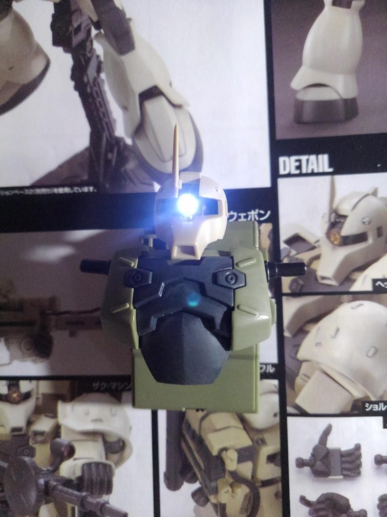 LED点灯テスト時。LEDはMR.HOBBYから出ているチップLEDの白を使用しました。カメラパーツの一部や頭部パーツの一部を削って配線を行っています。(パーツ同士がかみ合う程度の加工を行っています)カメラにはホームセンターで売っていたラピーテープのシルバーを貼っています。